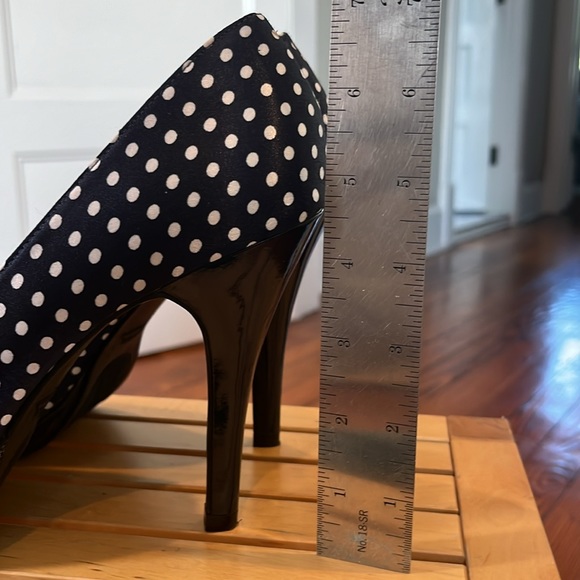 White Polka dot on navy open-toed pump. - Picture 6 of 6